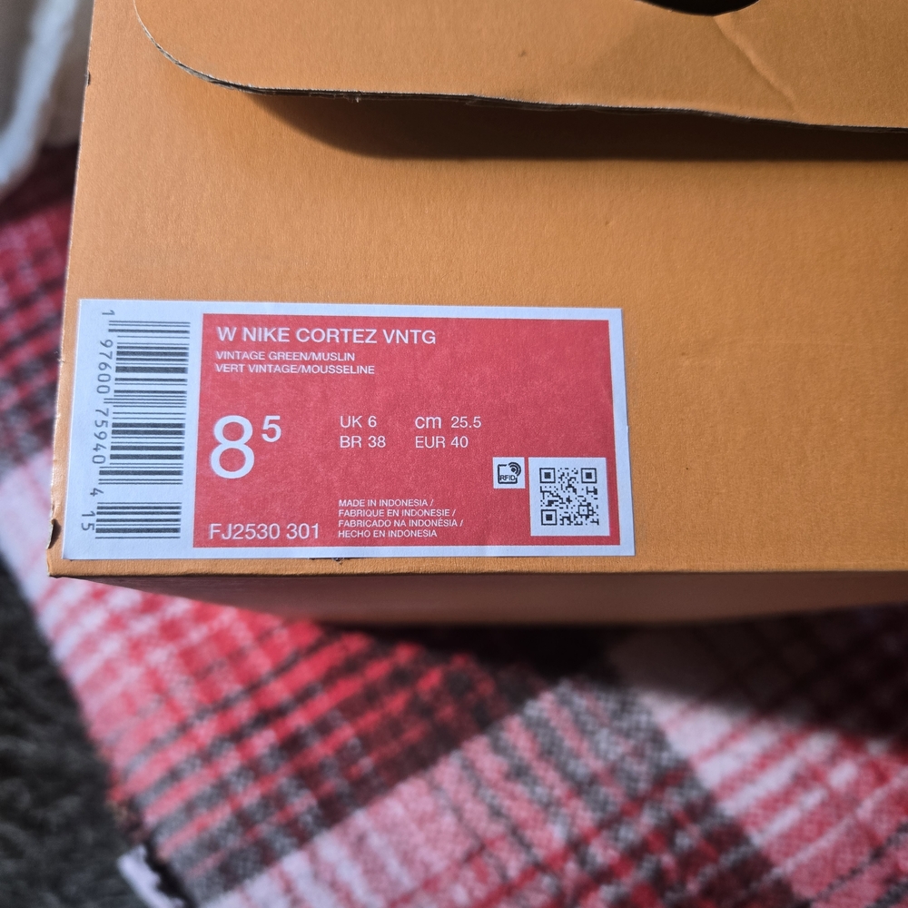 Nike Cortez Vintage Suede in Green and White - Picture 2 of 9